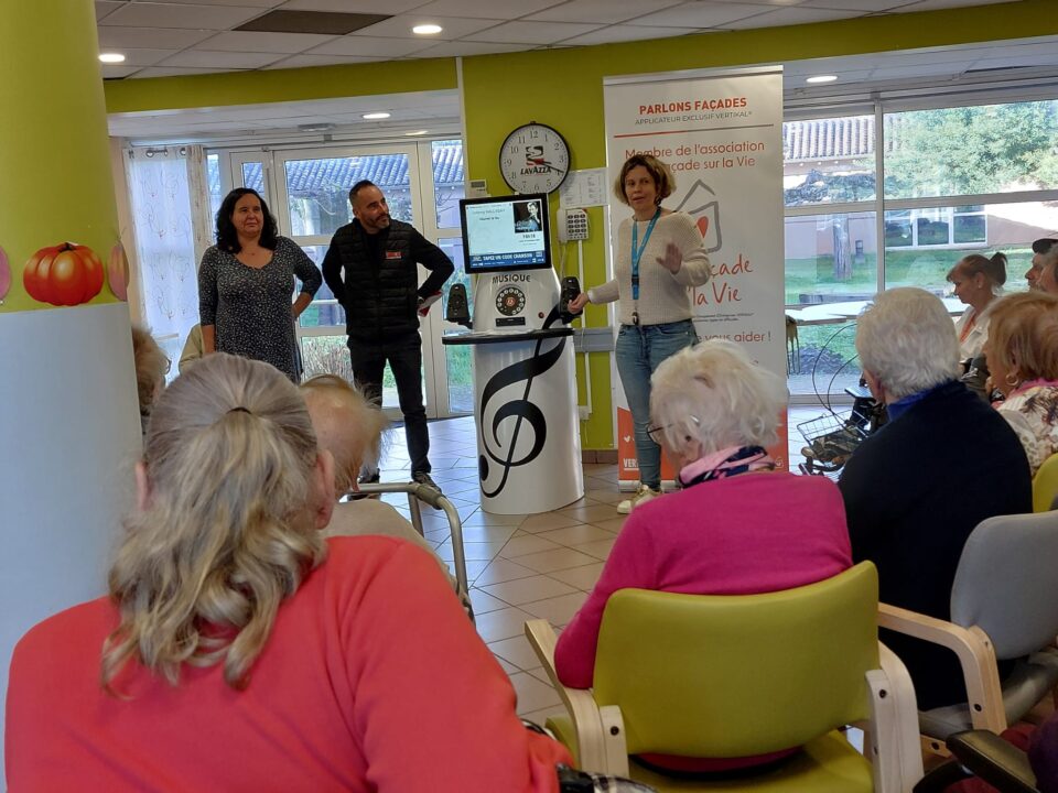 Personnes âgées participant à une présentation Parlons Façades.